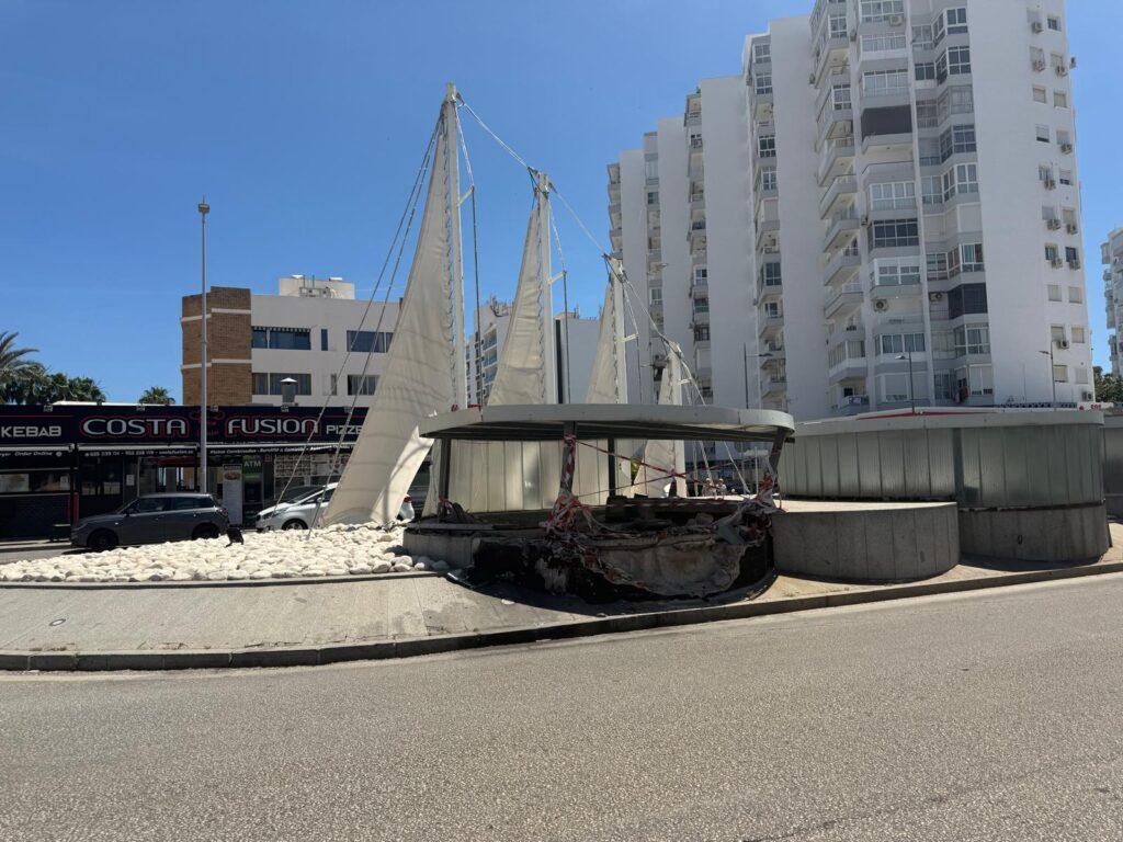 La rotonda de Solymar lleva meses sin ser reparada tras el impacto de un vehículo. Foto: Ole Benalmádena
