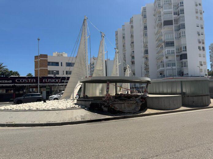 La rotonda de Solymar lleva meses sin ser reparada tras el impacto de un vehículo. Foto: Ole Benalmádena